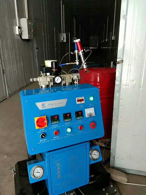 聚氨酯發(fā)泡機(jī)施工大棚保溫案例